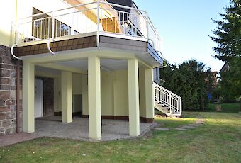 Hausansicht Terrasse Garten