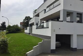 Hausansicht mit Garagen