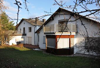 Rückseite mit Balkon