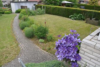 Garten mit Weg zur Garage