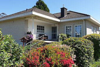 Hausansicht mit Terrasse