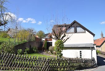 Hausansicht mit unterem Garten